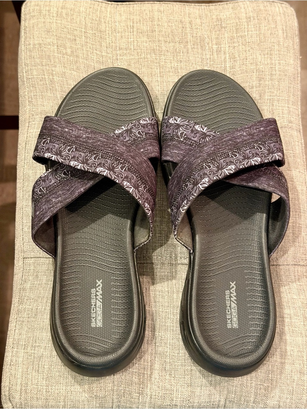 Skechers Women's GOGA MAX Crisscross Slide Sandals - 11